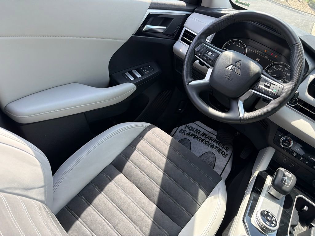 Used 2025 Mitsubishi Outlander AWD image 14