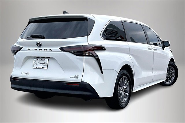 Used 2023 Toyota Sienna LE image 5