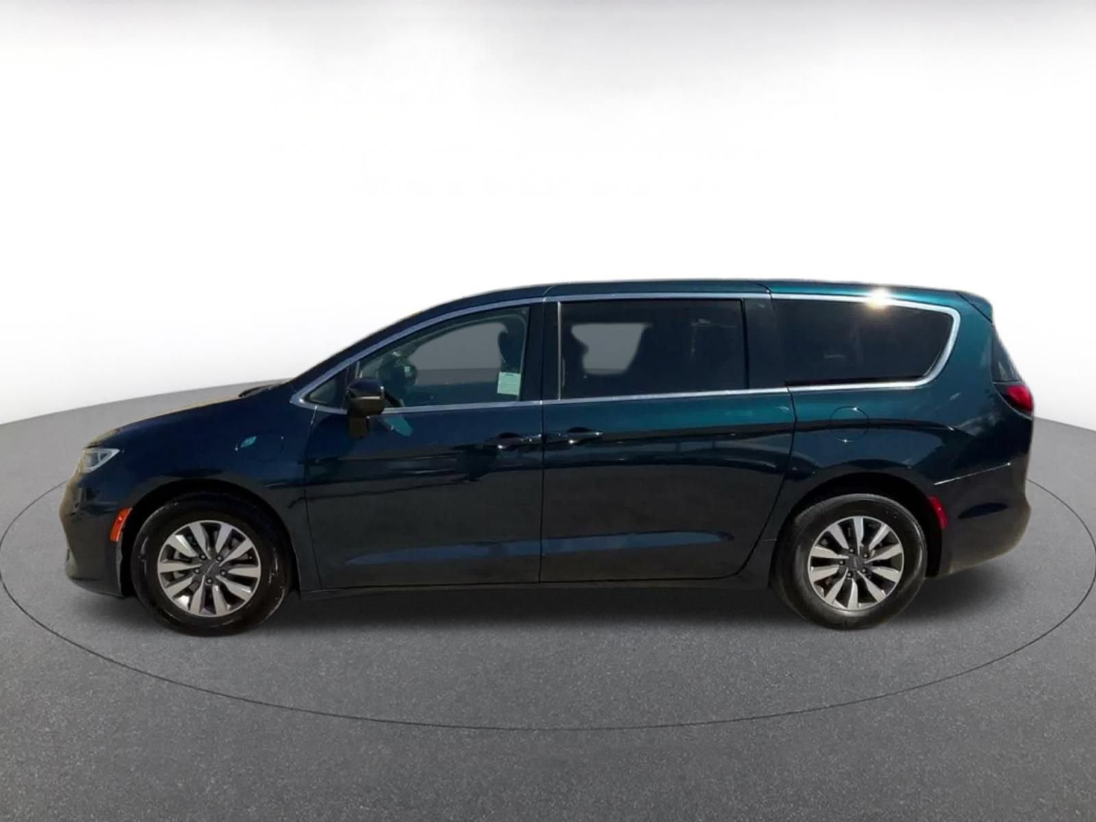Used 2023 Chrysler Pacifica Touring-L FWD image 8