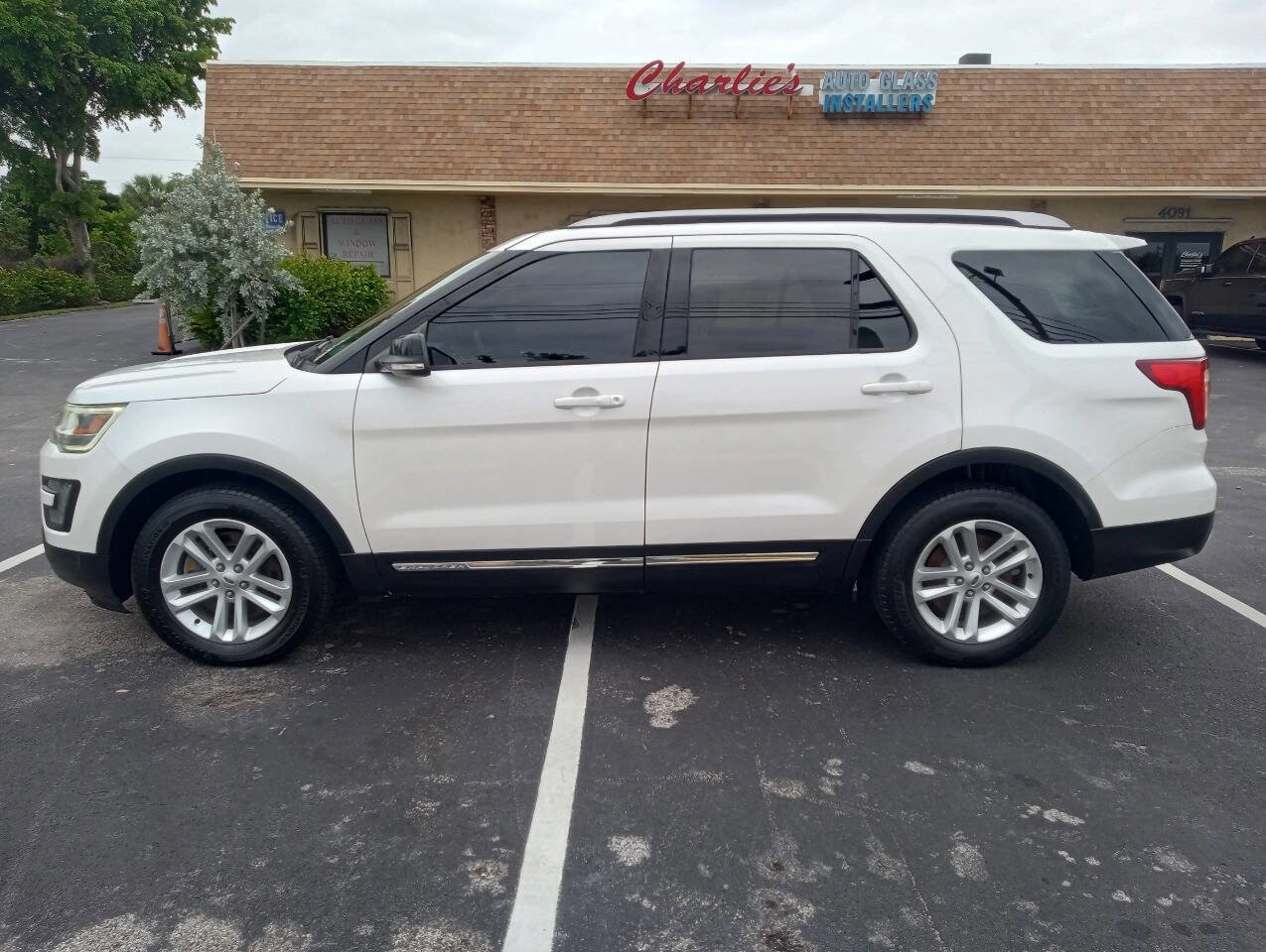 Used 2016 Ford Explorer XLT w/ Equipment Group 202A FWD image 8
