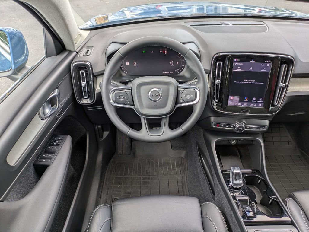 Used 2023 Volvo XC40 B5 Plus w/ Protection Package Premier image 18