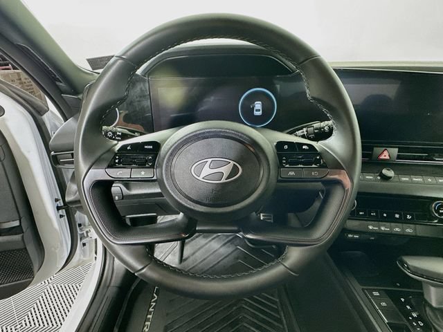 Used 2025 Hyundai Elantra SEL FWD image 14