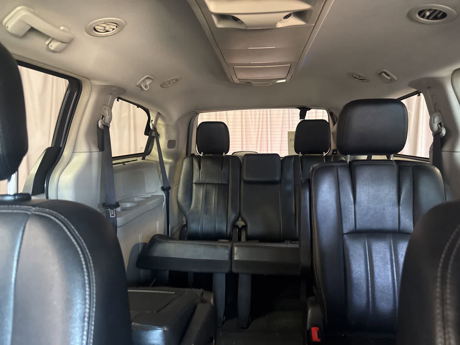 Used 2016 Chrysler Town & Country Touring w/ Driver Convenience Group FWD image 27