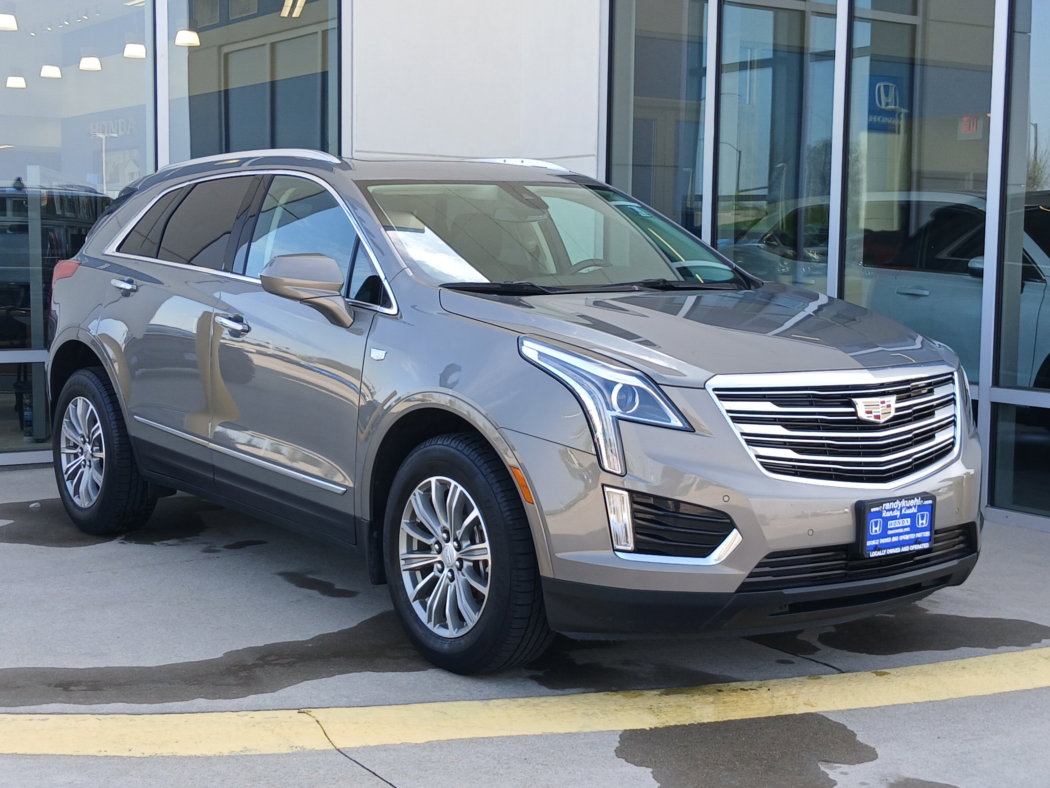 Used 2017 Cadillac XT5 Luxury w/ Driver Awareness Package AWD/4WD image 4
