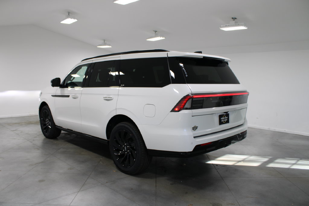 New 2026 Lincoln Navigator Reserve w/ Jet Appearance Package AWD/4WD image 6