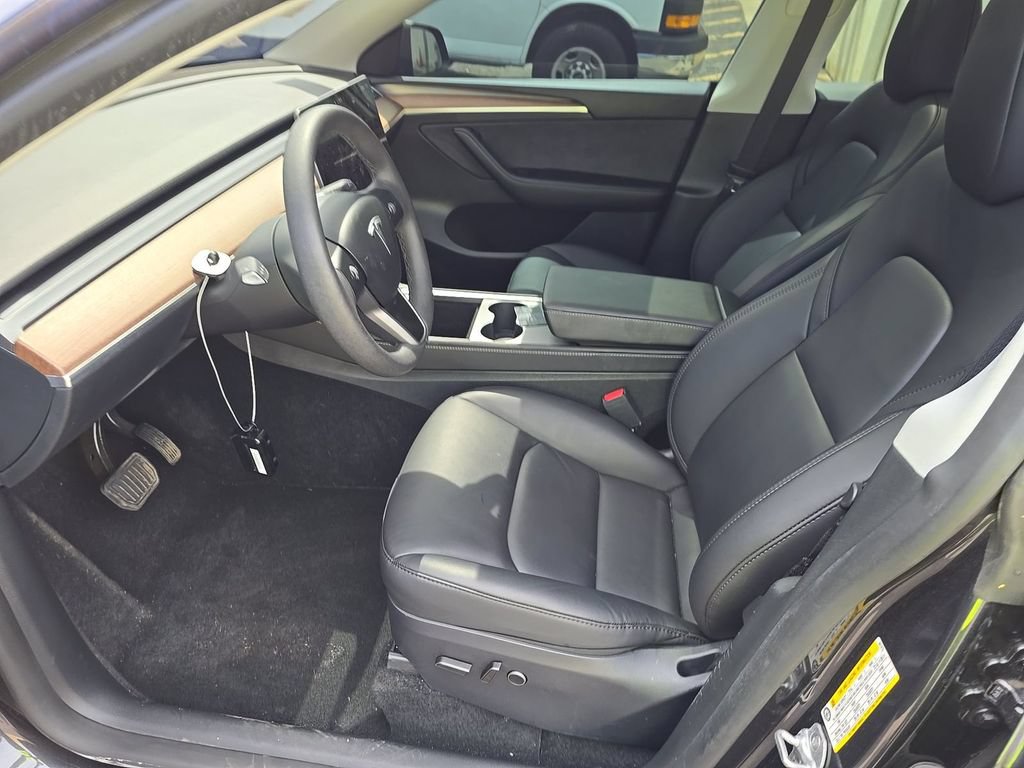 Used 2024 Tesla Model Y Long Range RWD image 3