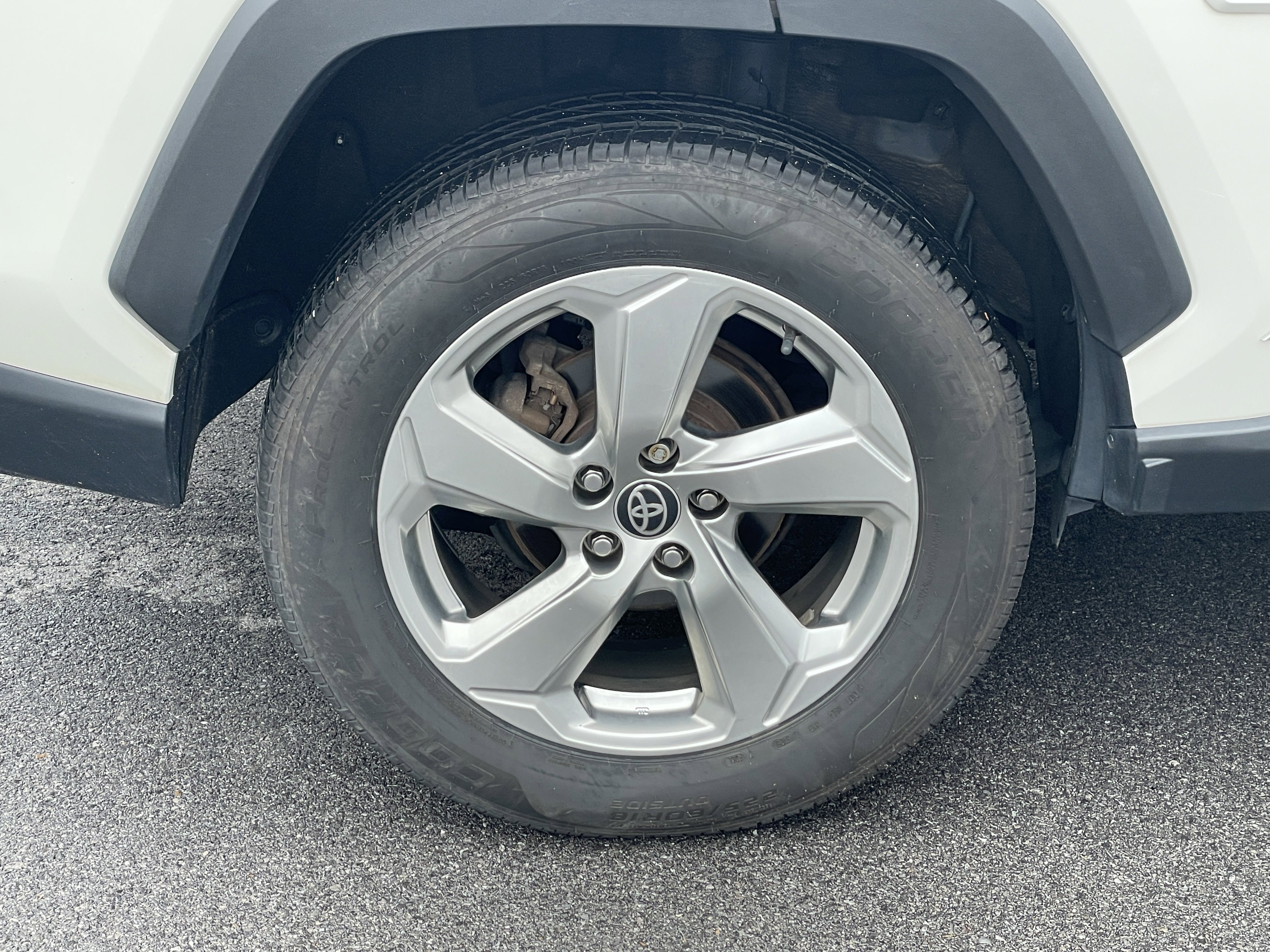 Used 2021 Toyota RAV4 XLE Premium image 11