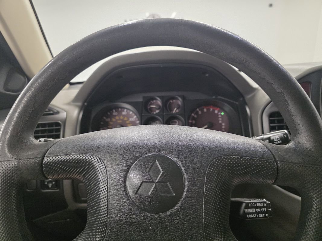 Used 2002 Mitsubishi Montero XLS AWD/4WD image 30