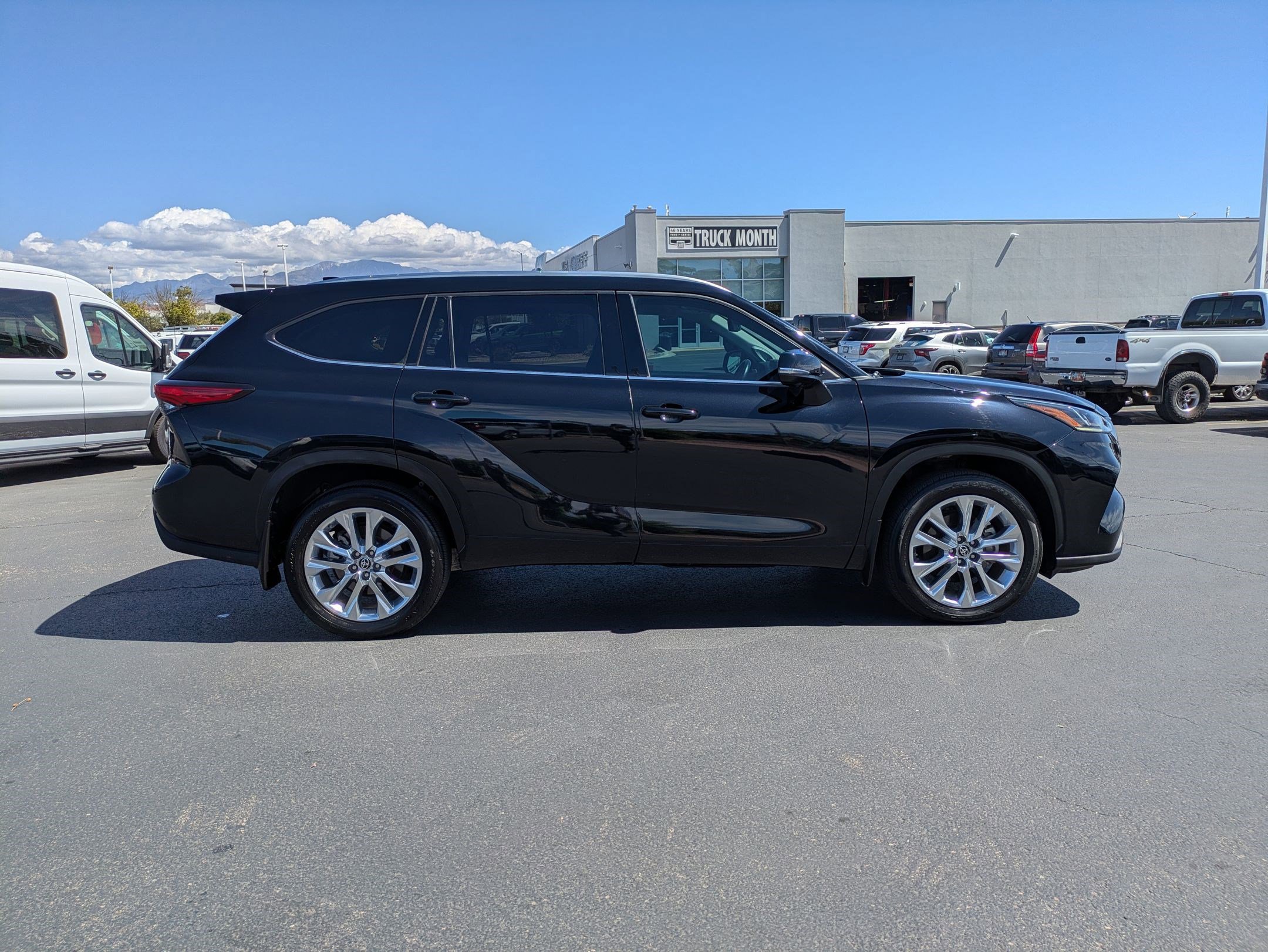 Used 2023 Toyota Highlander Limited AWD/4WD image 2