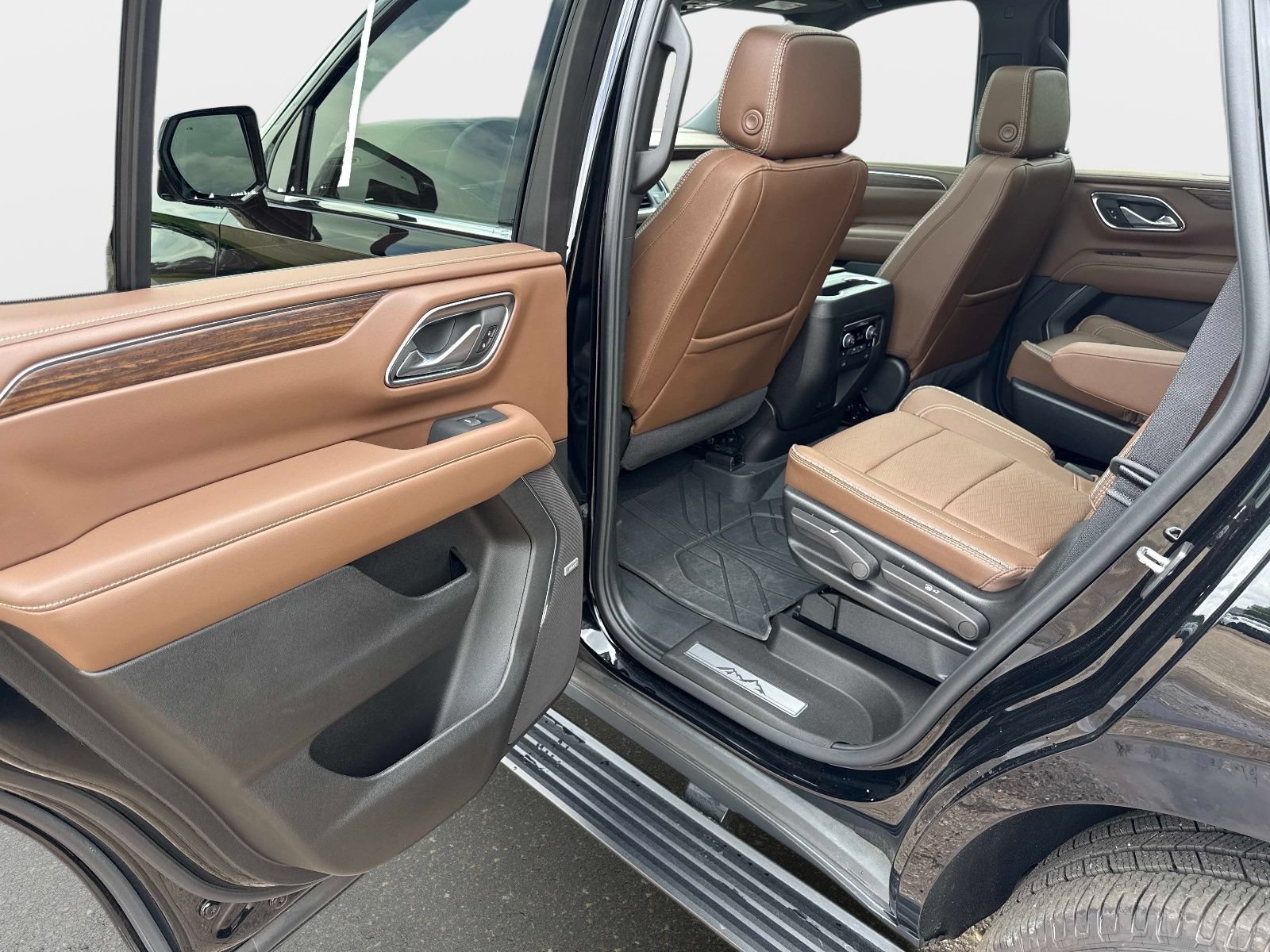Used 2024 Chevrolet Tahoe High Country AWD/4WD image 11