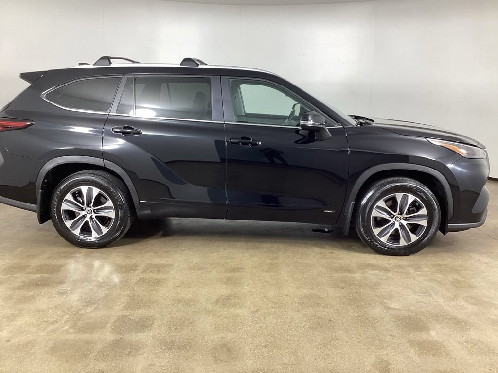 Used 2024 Toyota Highlander XLE AWD/4WD image 4