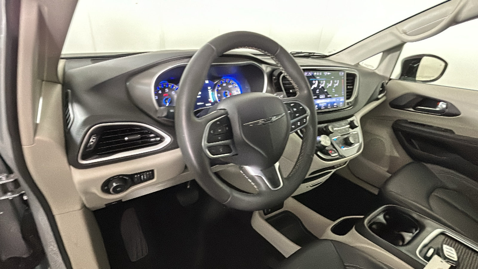 Used 2024 Chrysler Pacifica Touring-L FWD image 16