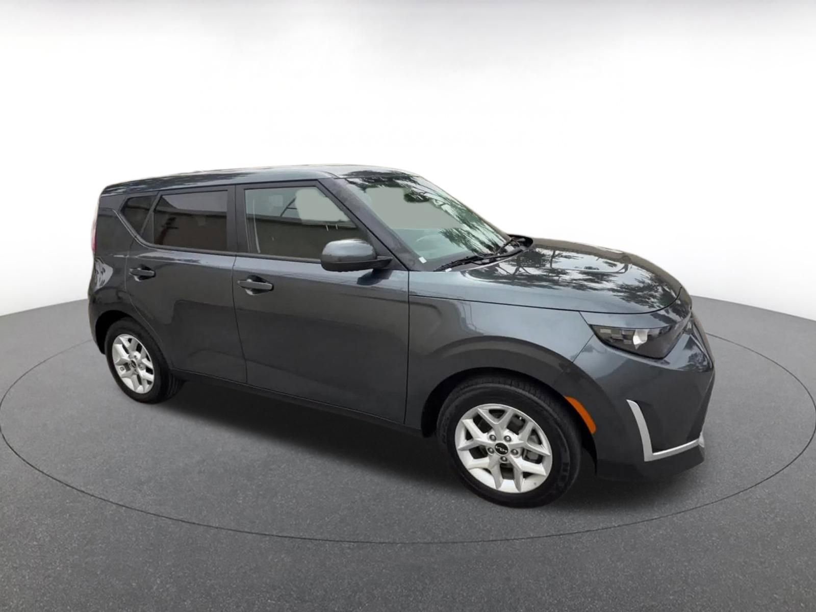 Used 2025 Kia Soul LX w/ LX Technology Package FWD image 2