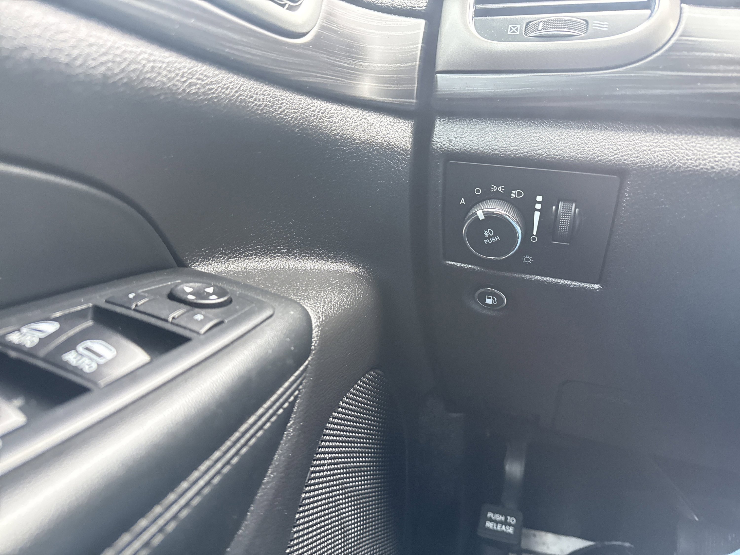 Used 2020 Jeep Grand Cherokee Altitude image 23