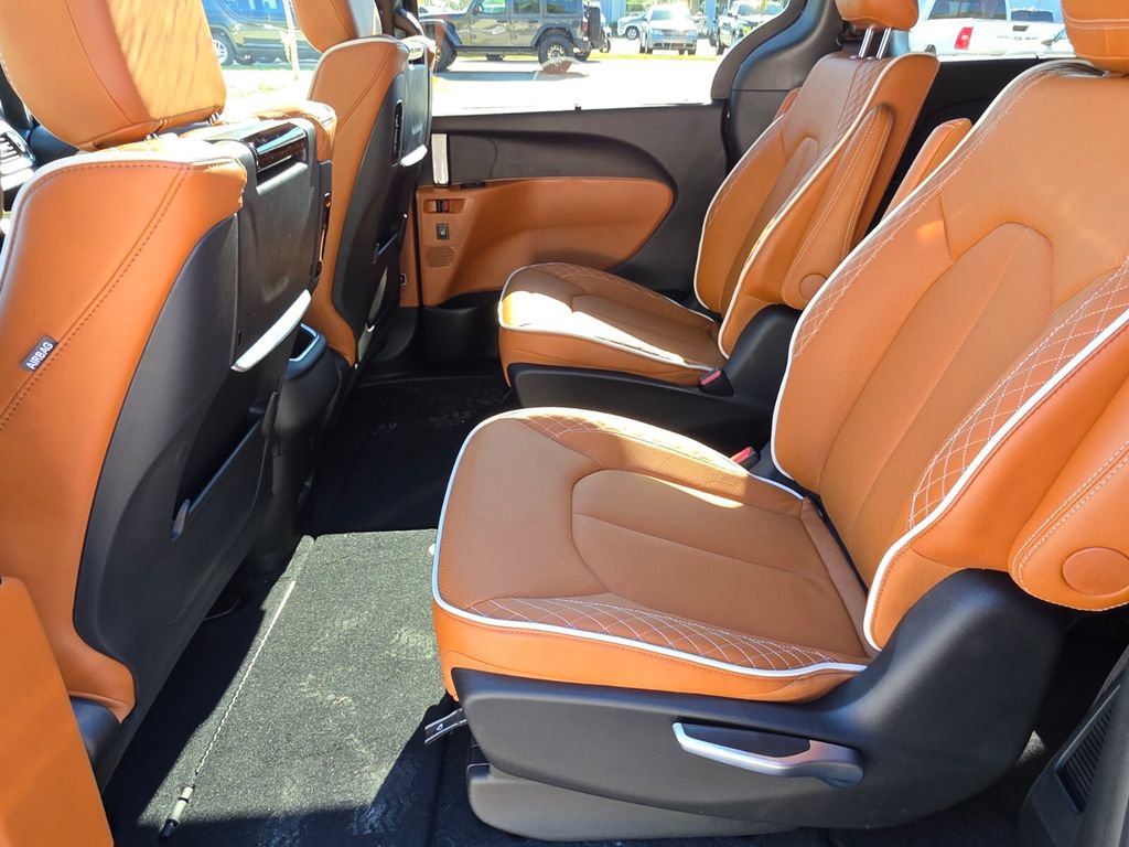 New 2026 Chrysler Pacifica Pinnacle w/ Trailer Tow Group FWD image 9