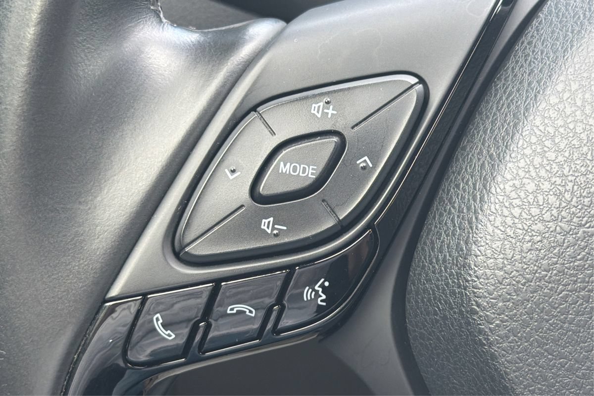 Used 2019 Toyota C-HR Limited FWD image 33