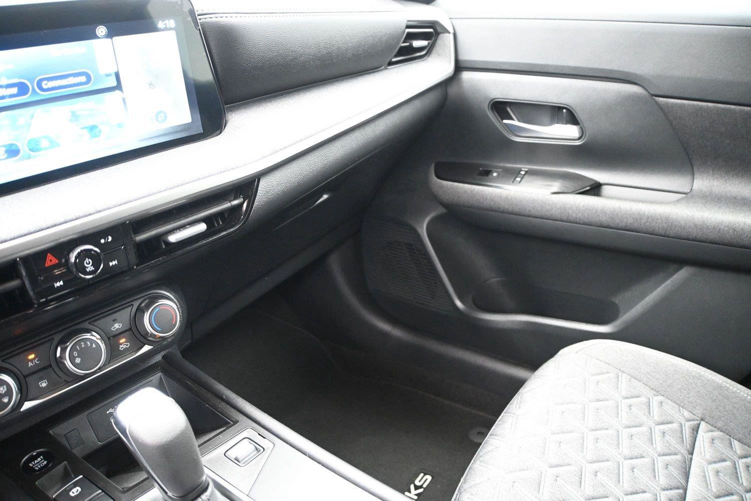 Certified 2025 Nissan Kicks SV AWD/4WD image 6