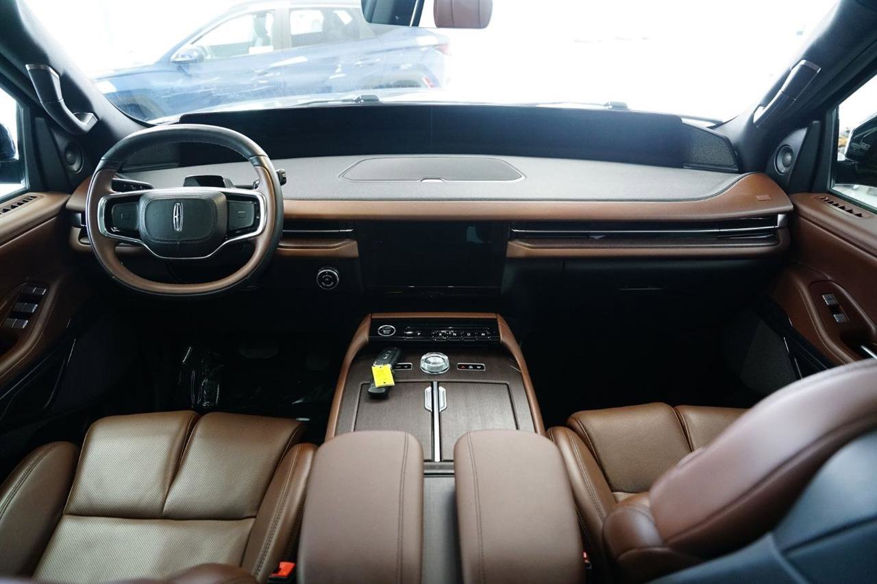Used 2025 Lincoln Navigator Reserve AWD/4WD image 31