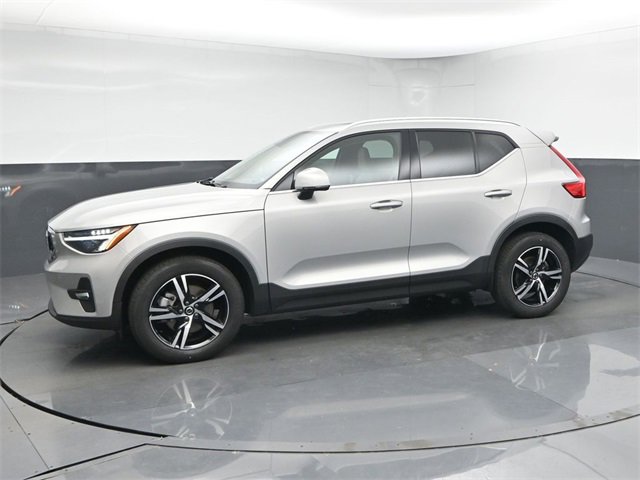 Used 2023 Volvo XC40 B5 Plus image 4