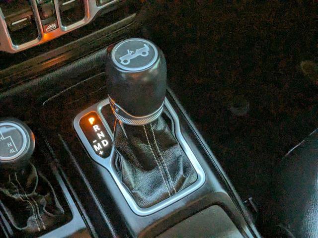 Used 2018 Jeep Wrangler Unlimited Sahara w/ Uconnect 4C Nav & Sound Group image 12