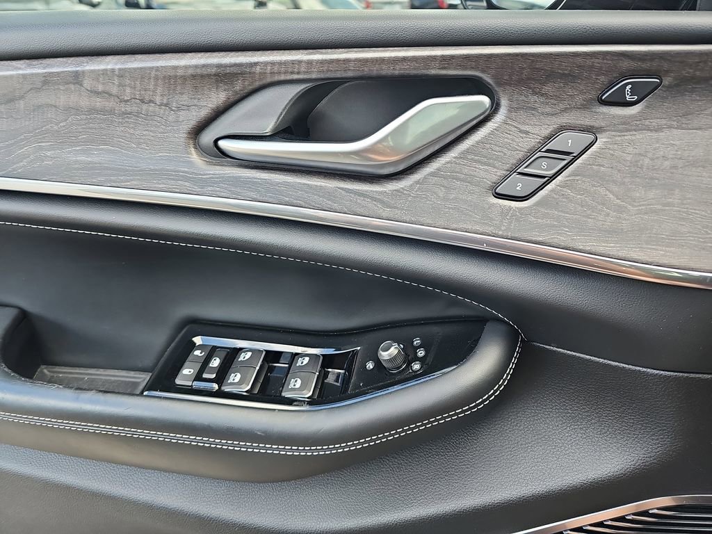 Used 2022 Jeep Grand Cherokee Overland w/ Luxury Tech Group IV image 32