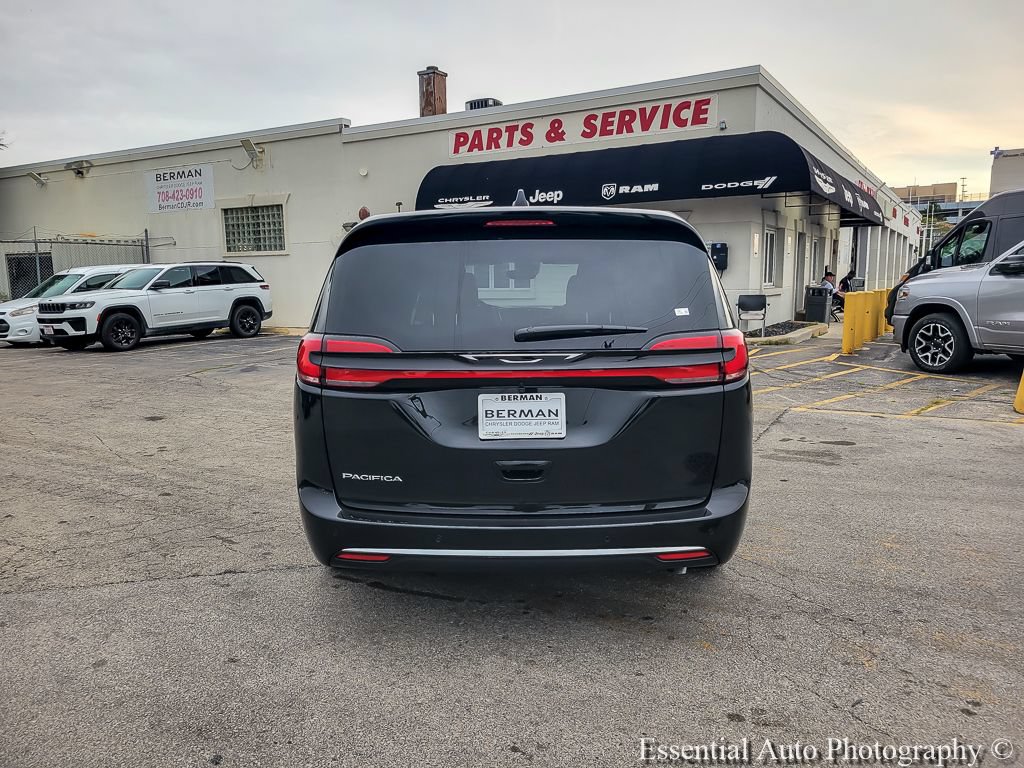 New 2027 Chrysler Pacifica Select w/ Family Tech Group FWD image 14