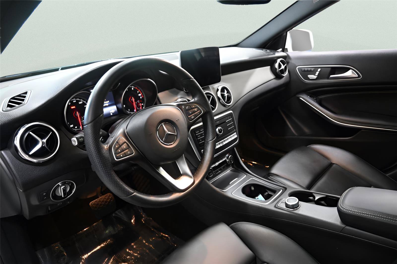 Used 2020 Mercedes-Benz GLA 250 4MATIC w/ Premium Package image 10