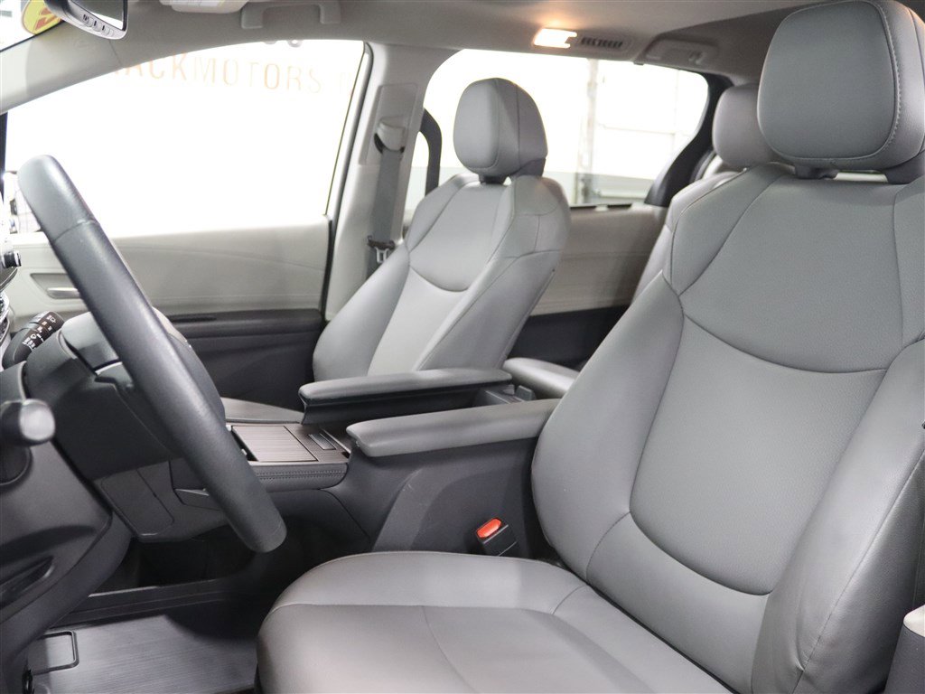Used 2023 Toyota Sienna XLE image 10