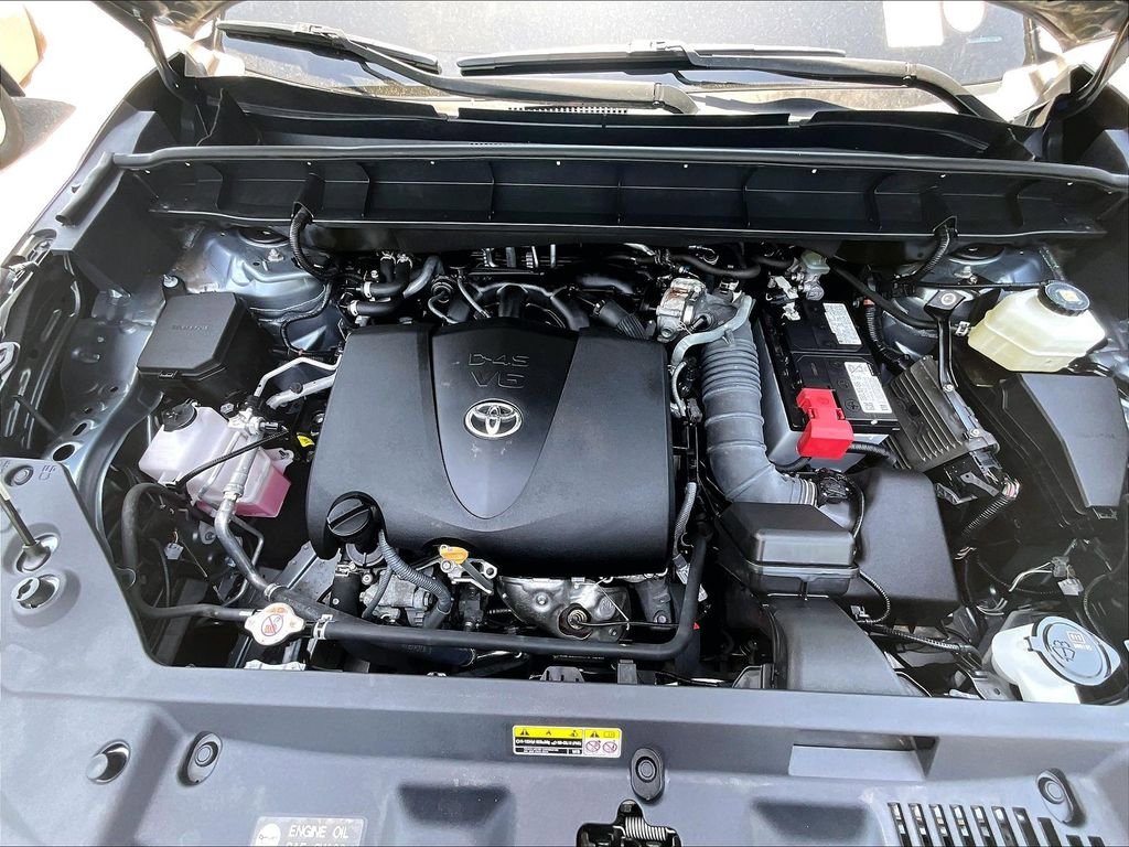 Certified 2021 Toyota Highlander XLE AWD/4WD image 31