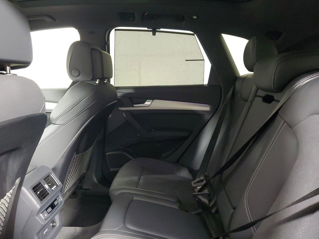 Used 2024 Audi Q5 e Prestige w/ Prestige Package image 12