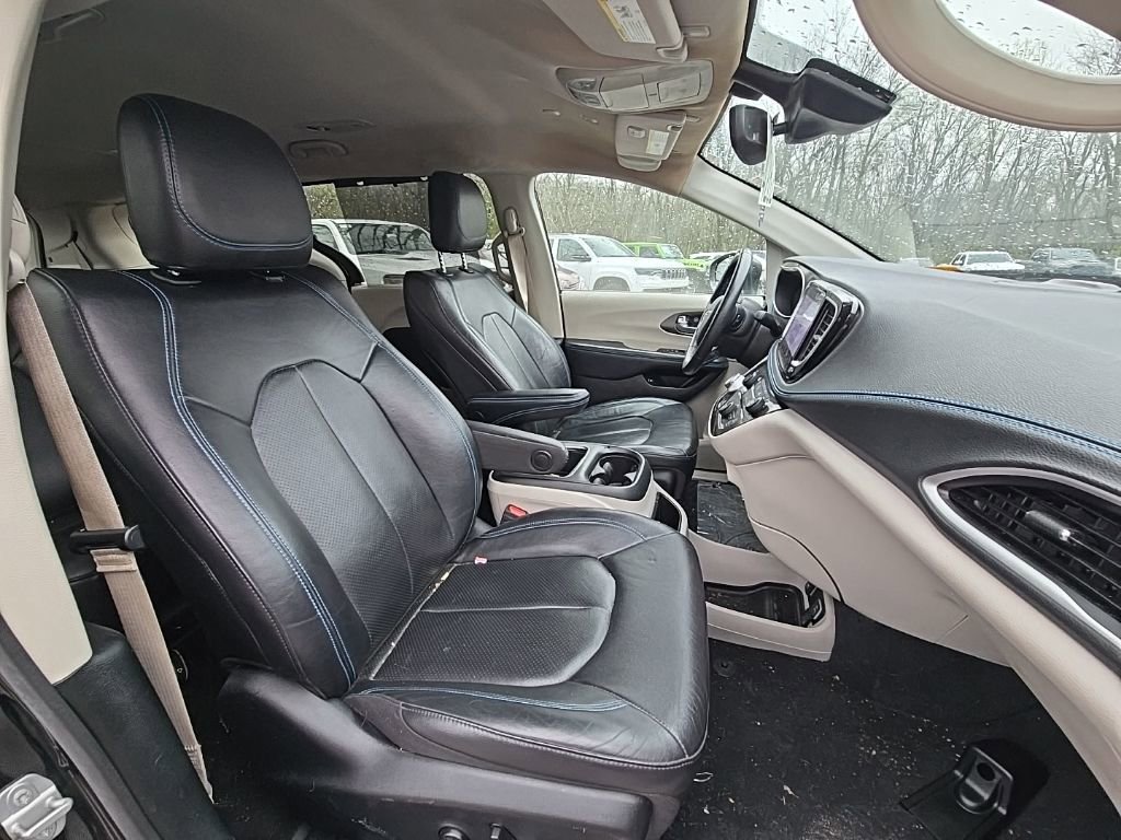 Used 2021 Chrysler Pacifica Touring-L image 17