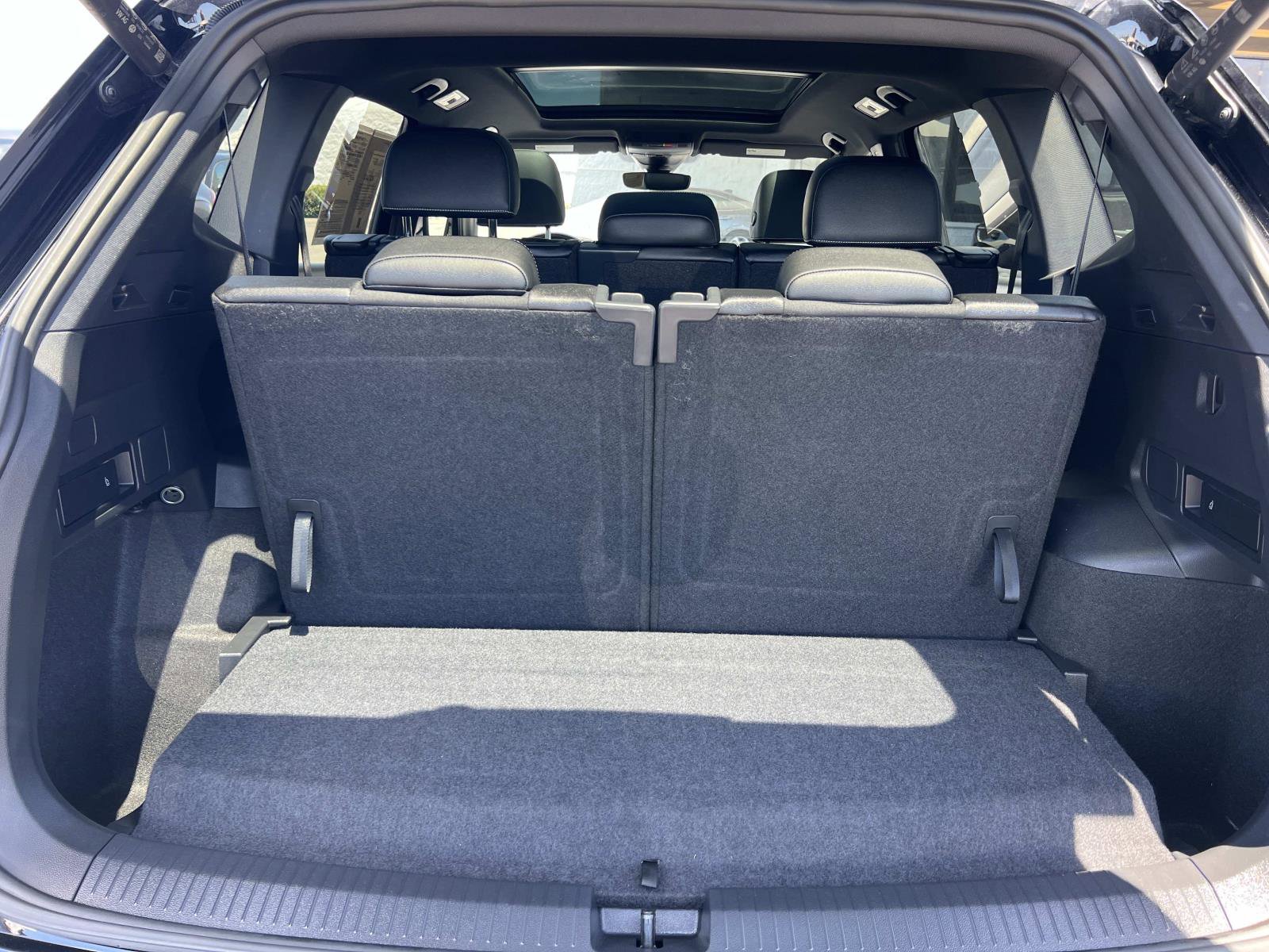 Certified 2024 Volkswagen Tiguan SE R-Line FWD image 25