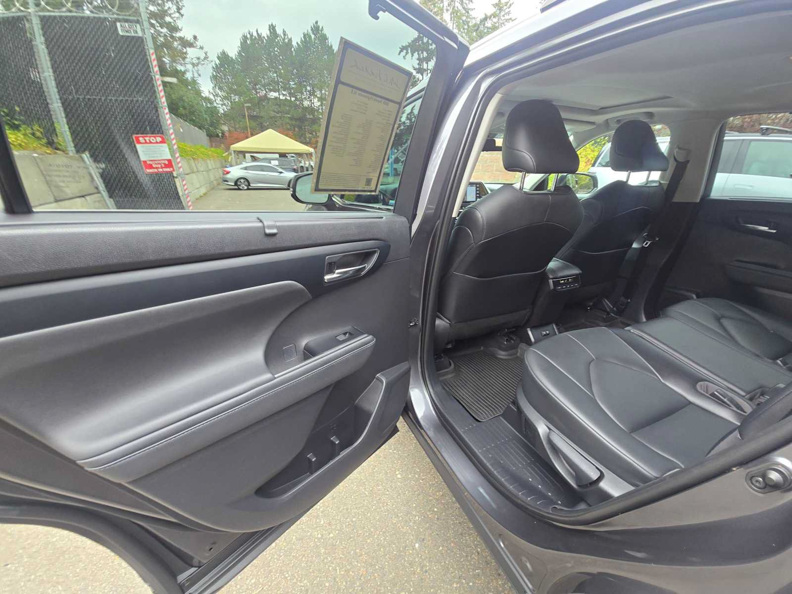 Used 2020 Toyota Highlander XLE AWD/4WD image 15