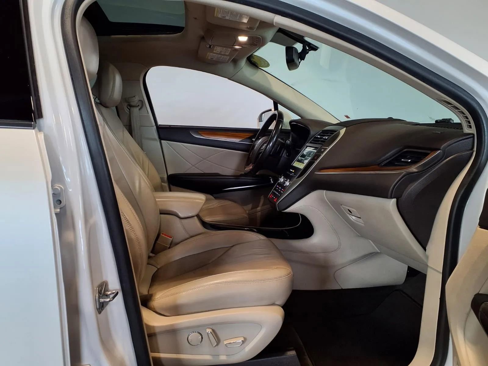 Used 2017 Lincoln MKC Select image 13