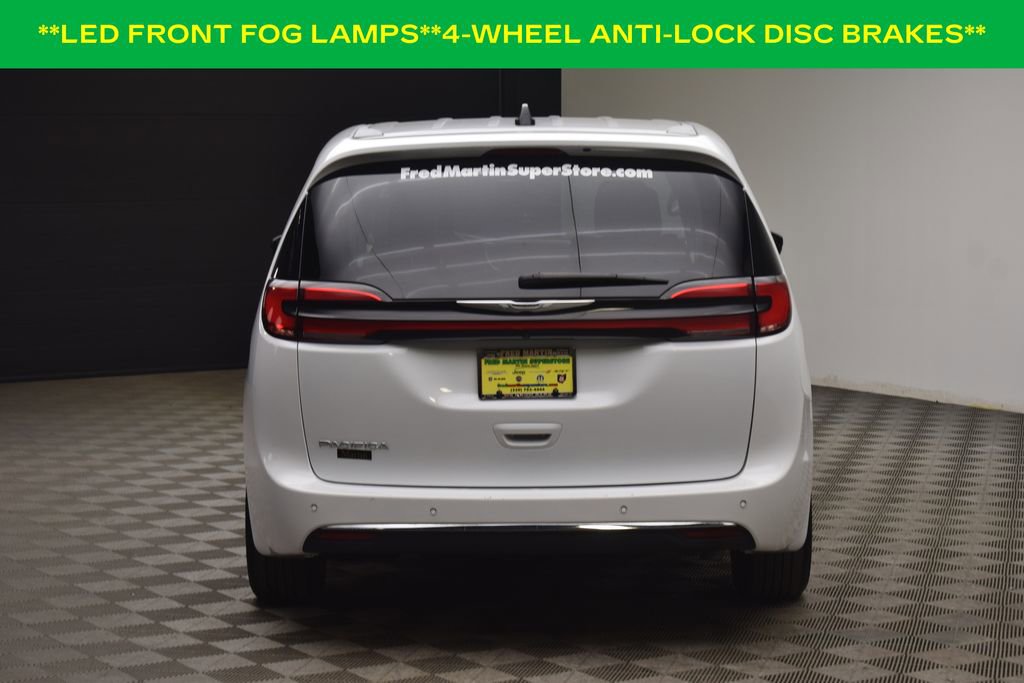 Used 2024 Chrysler Pacifica Touring-L image 8