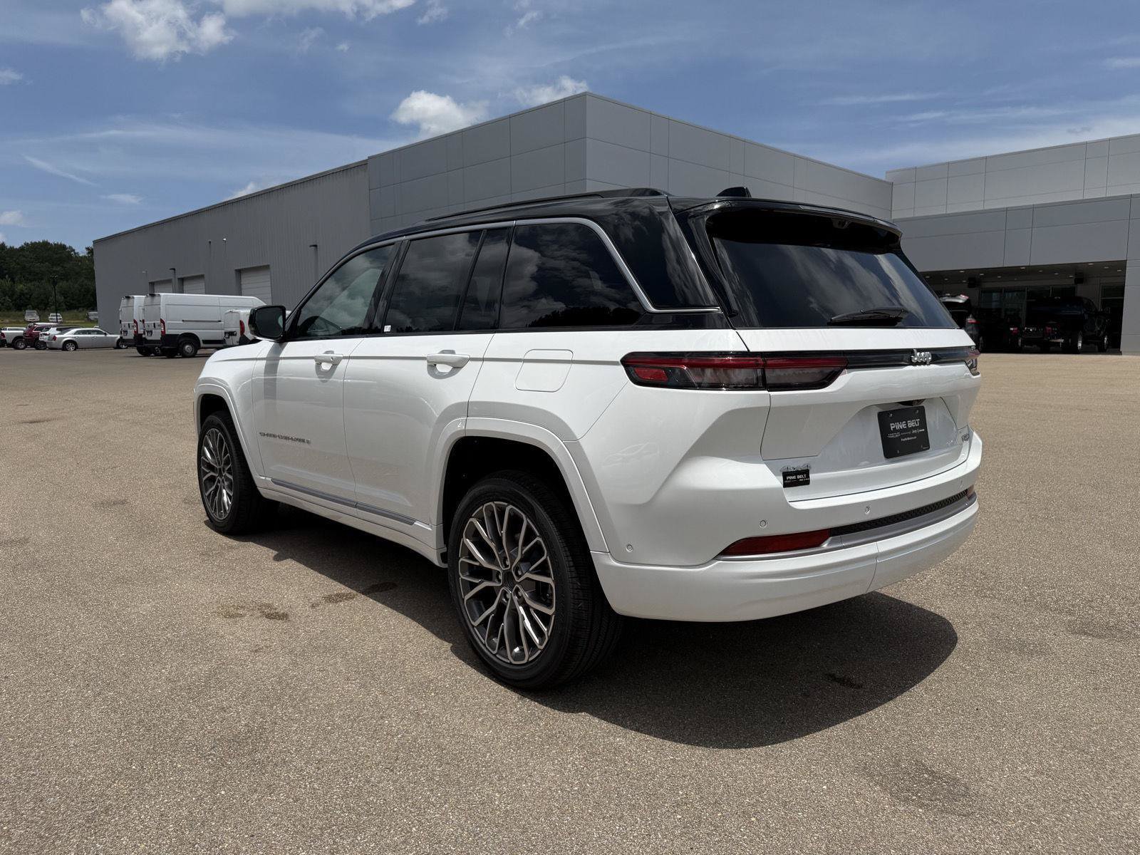 New 2026 Jeep Grand Cherokee Summit AWD/4WD image 4
