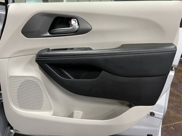 Used 2022 Chrysler Pacifica Touring-L image 29