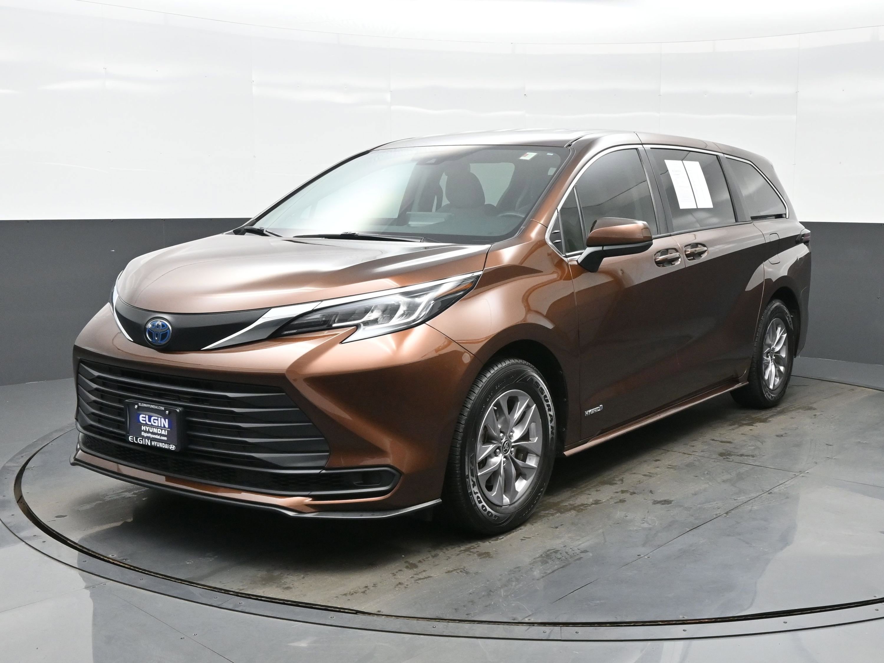 Used 2021 Toyota Sienna LE image 2