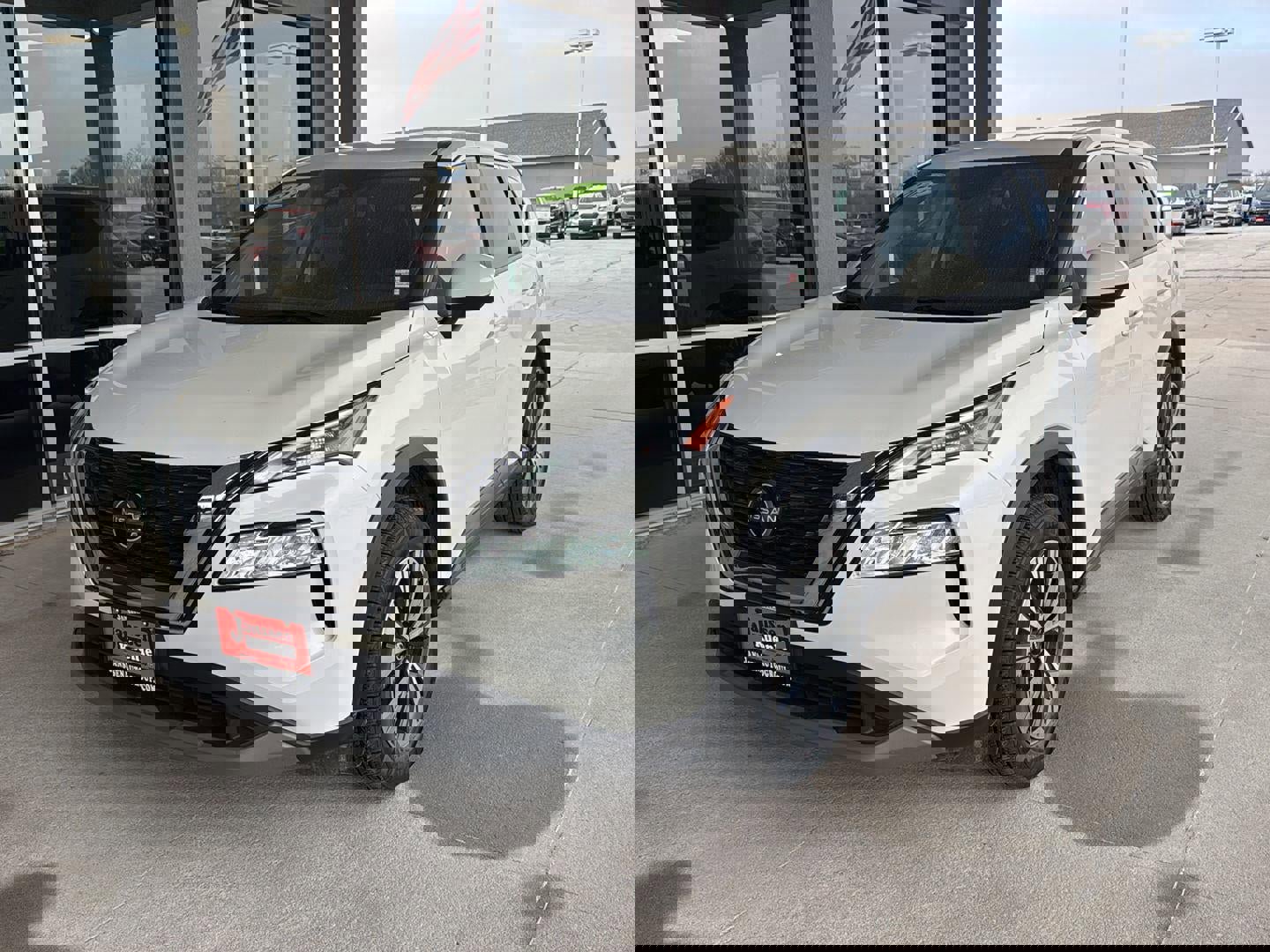 Used 2023 Nissan Rogue SV image 2