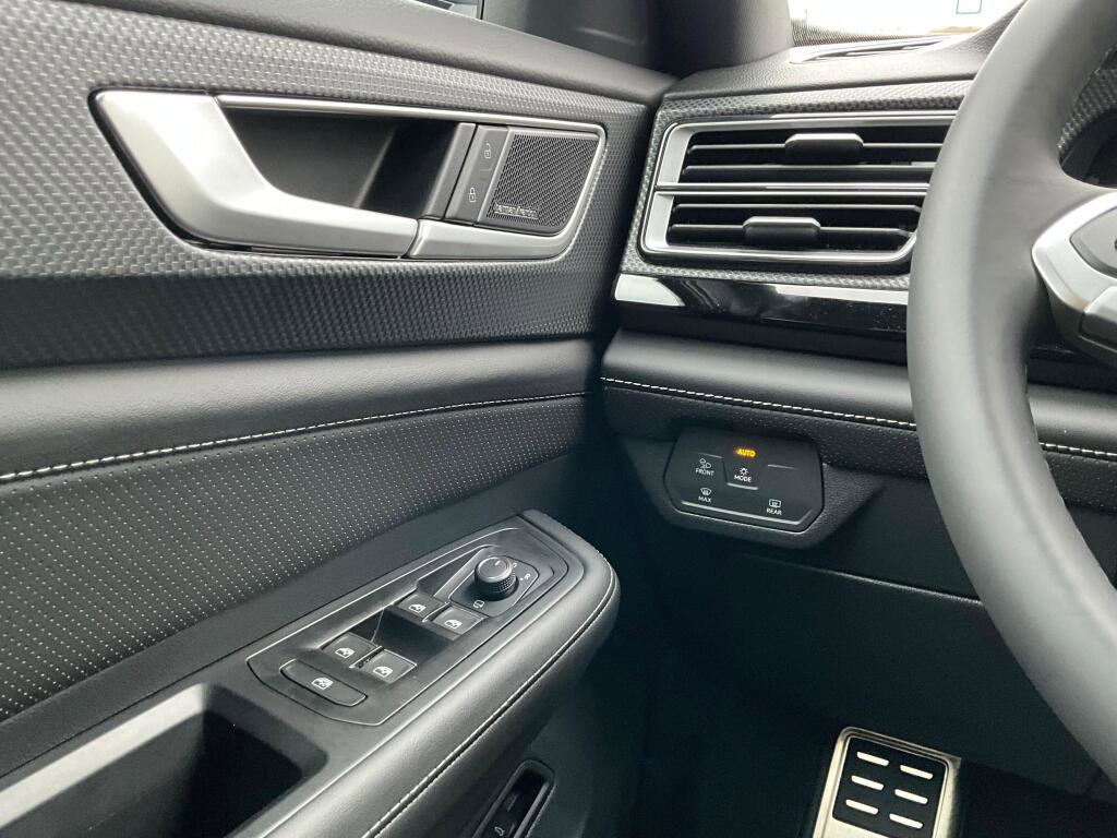 New 2026 Volkswagen Atlas Cross Sport SEL Premium R-Line image 23