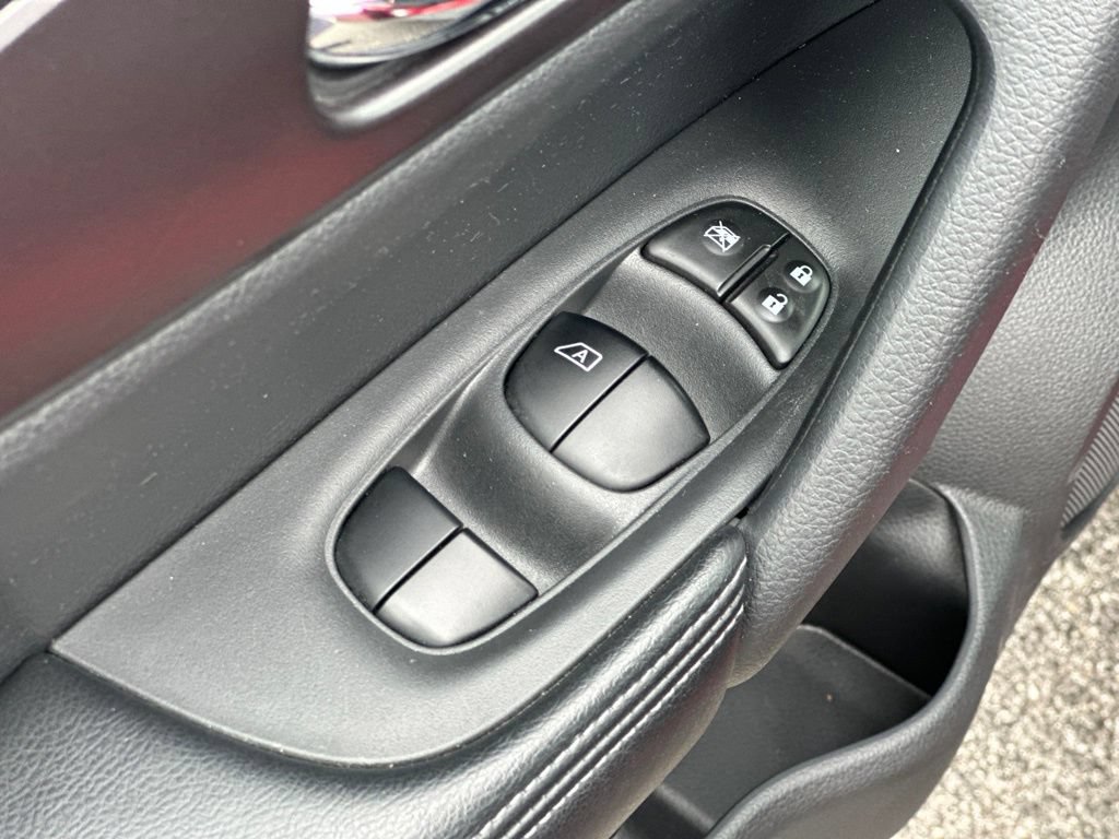 Used 2016 Nissan Rogue SV FWD image 15