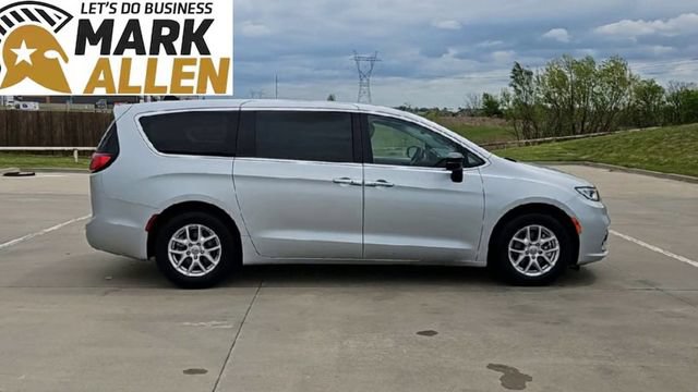 Used 2024 Chrysler Pacifica Touring-L FWD image 9