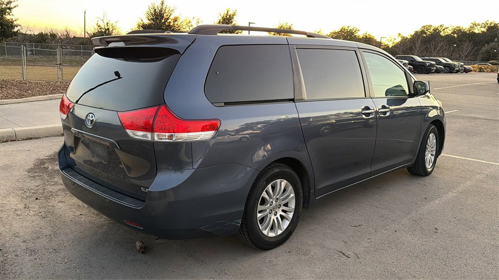 Used 2014 Toyota Sienna XLE image 7
