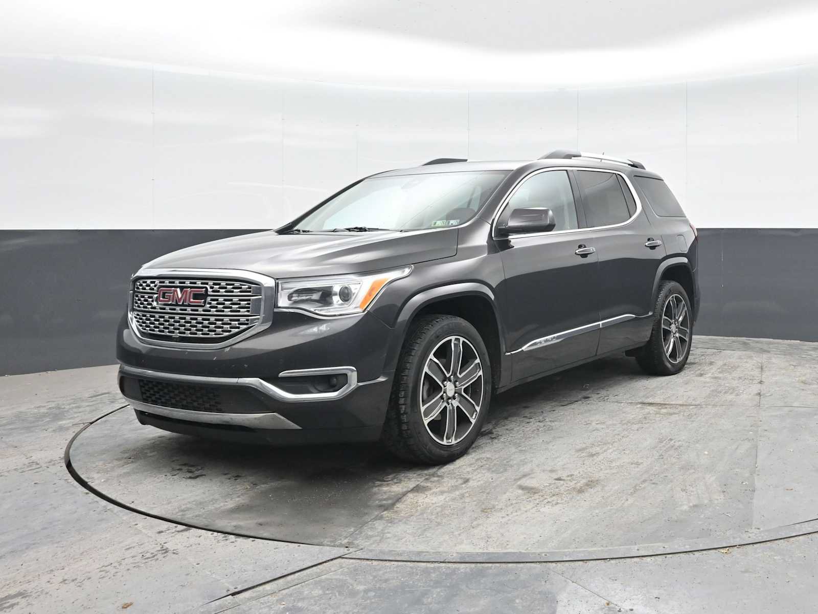 Used 2017 GMC Acadia Denali w/ Technology Package AWD/4WD image 5