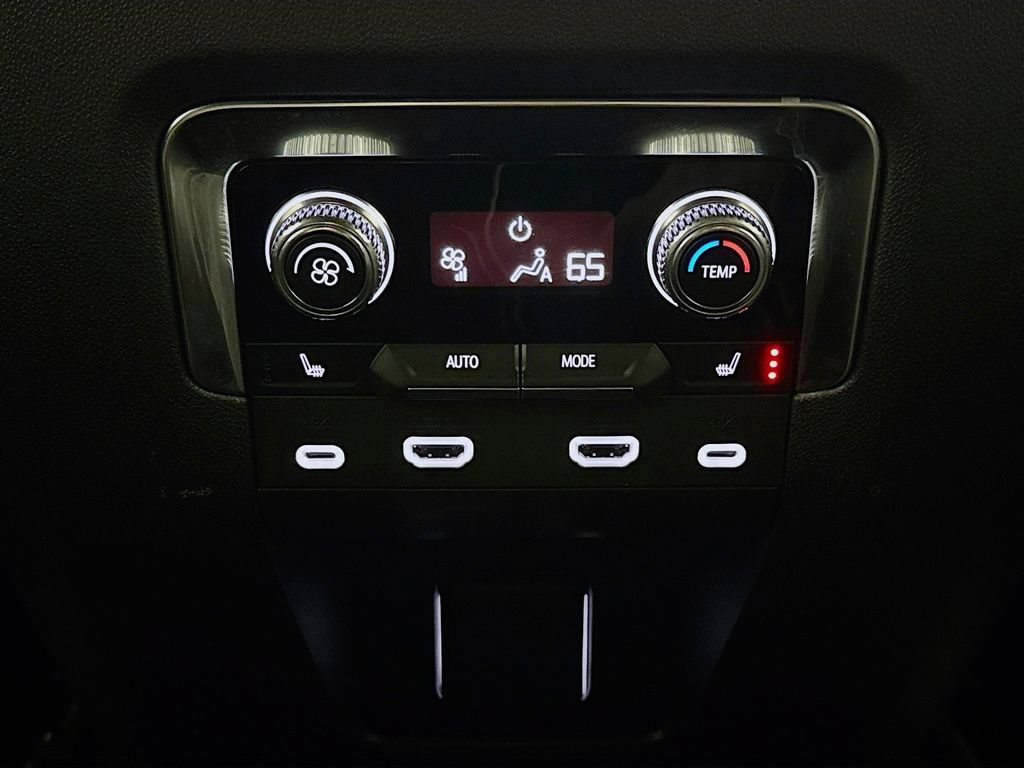 Used 2023 GMC Yukon Denali w/ Advanced Technology Package AWD/4WD image 27