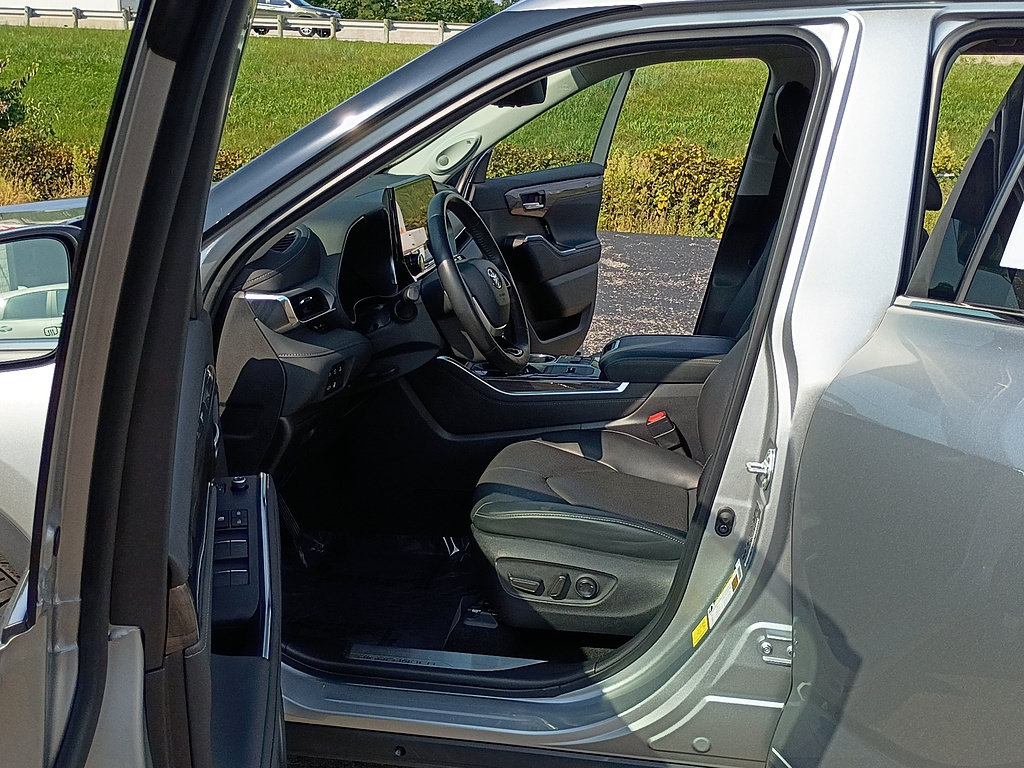 Used 2023 Toyota Highlander Platinum AWD/4WD image 11