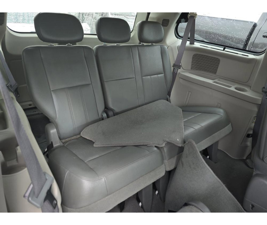 Used 2009 Chrysler Town & Country Touring image 16
