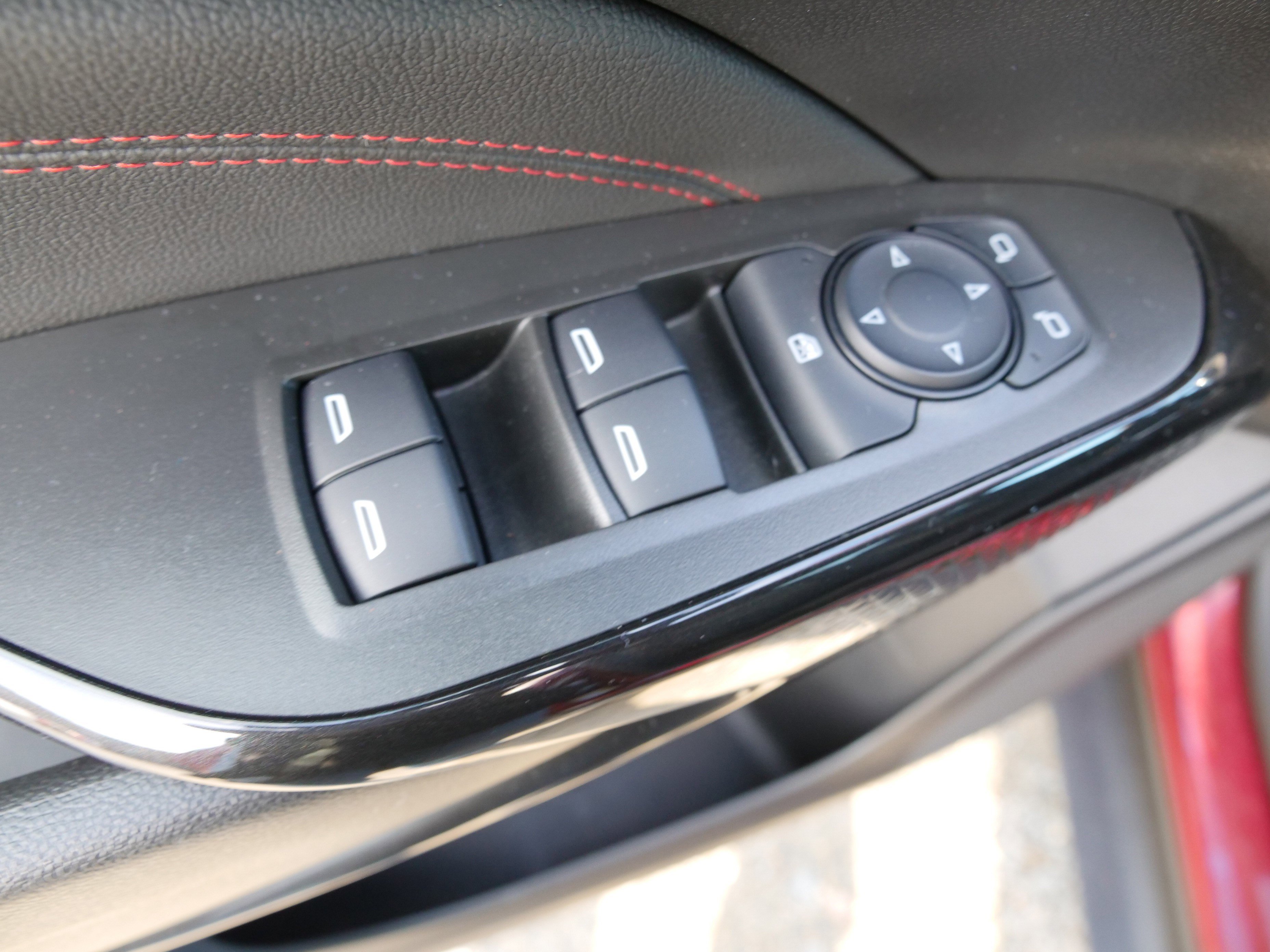 Certified 2024 Chevrolet Trax RS w/ Sunroof Package image 17