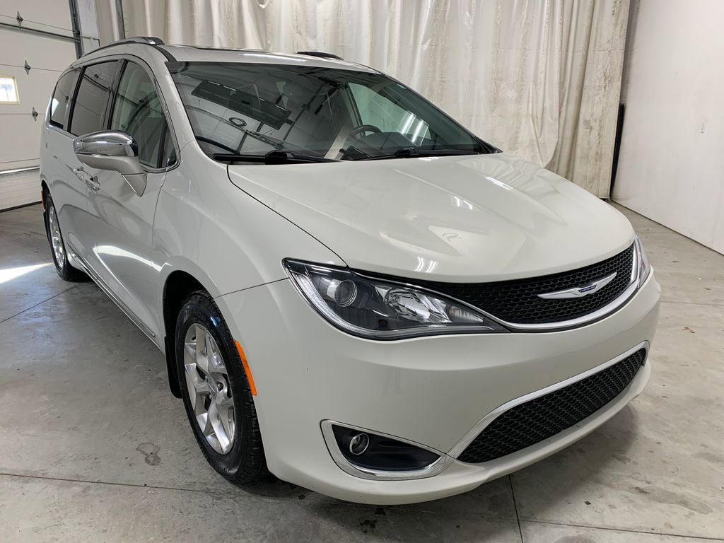 Used 2020 Chrysler Pacifica Limited image 2