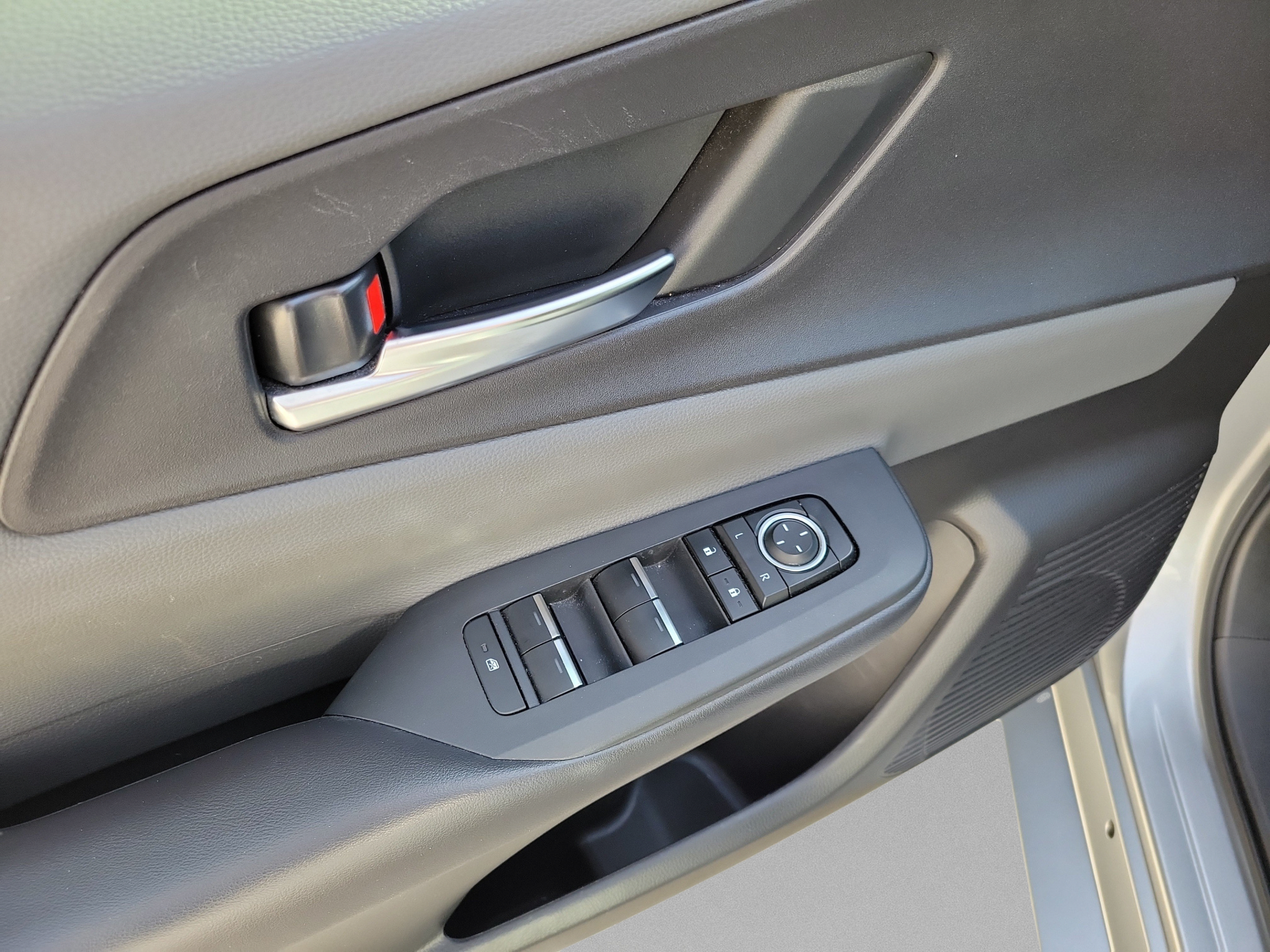 Used 2023 Toyota Prius XLE FWD image 7